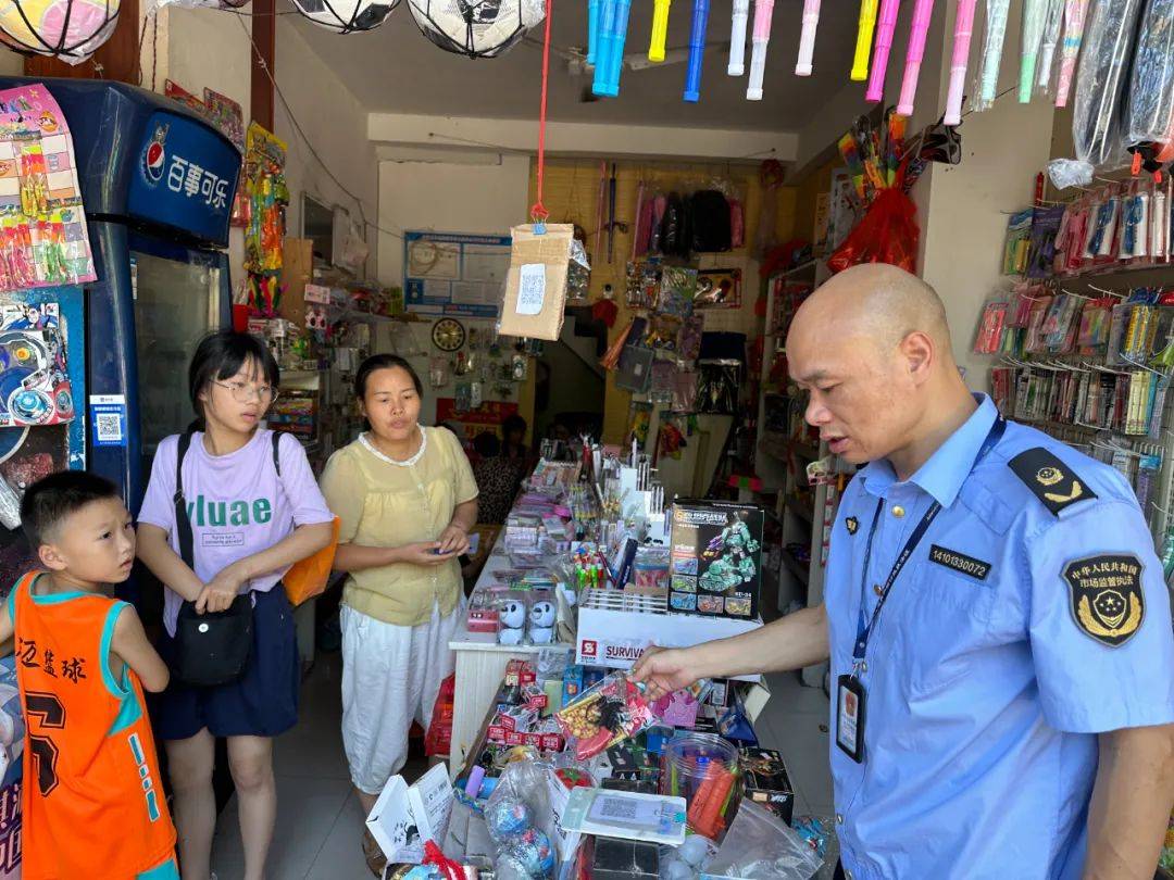 永新縣市場(chǎng)監(jiān)管局開(kāi)展校園周邊兒童玩具和學(xué)生用品專項(xiàng)檢查，筑牢產(chǎn)品質(zhì)量安全防線